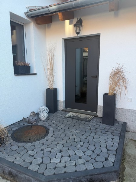 Aluminium-Haustur-Blackline-Design-in-Anthrazit-Aussenansicht